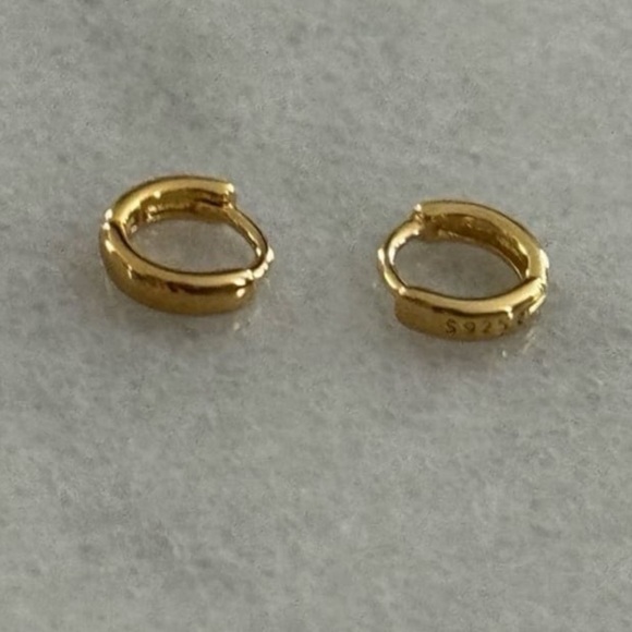 COPY - Gold Mini Micro Small Huggie Hoop Cartilage Earrings 

Brand New - Picture 3 of 4
